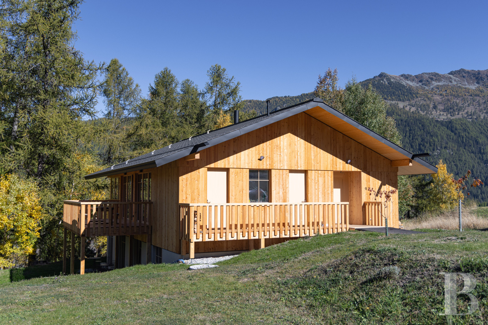 En Suisse, dans le canton du Valais, un vaste chalet à proximité du domaine des 4 Vallées - photo  n°23